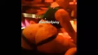 الكلبة مثل هذا الرجل قرنية في زي الجيش لا يمكن أن يحملها المرأة في الخروج من الجنس.