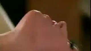 شاب ساخن يهيج على مراته البضة يقلعها ملط و ينيكها واقفة في المطبخ