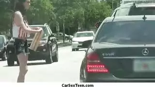 يمارس الجنس مع أصدقائي المقربين في سيارته ثم يقوم بممارسة الجنس على الثدي