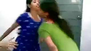 فتيات الكلية الساخنة يفعلن ذلك مع صديقهن الوسيم ، بينما صديقته خارج المدينة.