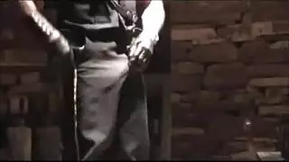 رجل أصلع يرتدي سروالًا جلديًا أخضر يمارس الجنس مع صديق جاره المقرب ، بينما كانت صديقته نائمة