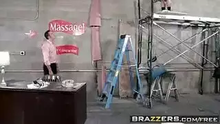 ميشا بروكس هي امرأة سمراء مراهقة رائعة تحب أن تتعرى وتستمني كثيرًا عندما تكون قرنية