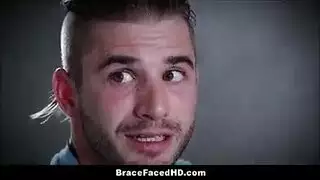 في سن المراهقة الأبنوس مع الثدي الصغيرة هو الحصول على مارس الجنس مع حزام على وانينغ بينما كومينغ.