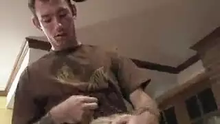 كانت الشقراء الناضجة الساخنة ترتدي مشدًا أسود بدون ذراعين بينما كانت تغش على لاعبها