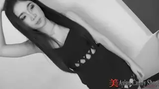 فتاة آسيوية مثيرة ذات شعر طويل ومهبل مبلل ، هارلي جايد تلعب مع بوسها