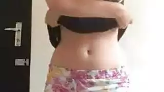 شقراء أمريكية تعرض المتعة على الويب كام و تتجرد باحلى جسم و بزاز واقفة متماكسة و كس نار
