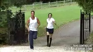 يتم ملء تلميذة المشاغب مع عصا اللحوم الصلبة الصخور عند إغاظة طاهي وهمية قرنية.