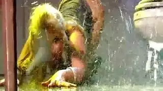 شهدت سارة فانديلا نفس المتعة البخارية في عيد ميلادها مع مشاركتها مع زوجها.