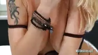 شقراء أنيق حريصة على الحصول على عصير ديك الحمار لها يمكن أن ترضي شفتيها