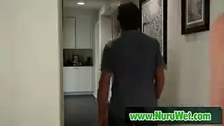 حصلت مارس الجنس فاتنة الآسيوية آفي لوف من قبل جارتها ثم امتصت قضيبه