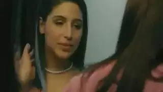 أمي وابنته ، خجولان مثل بريس ، تجريان جلسة جنسية برية في غرفة النوم.