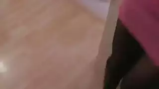 المرأة الألمانية تمتص وخز شاق أصغر سنا، أثناء امتصاص واحد آخر، في غرفة فندق