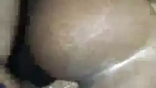 فاتنة الأبنوس تمتص وخز رجلها الهائل ، بينما تنتظره ليمارس الجنس معها بشدة