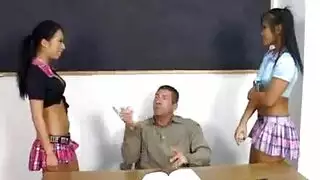 تلميذة في حالة سكر مص والجريينغ شلونغ