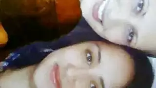 بعد ممارسة الجنس الجماعي اللذيذ ، يقوم الرجال الجياع بوضعهم بالإصبع في كس بعضهم البعض