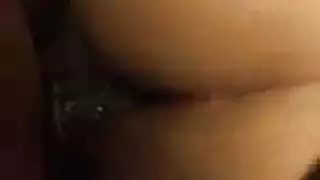 الرجل الأسود يمارس الجنس مع فتاة لا تشبع تحب أن تأخذ قضيبًا ضخمًا على الأريكة
