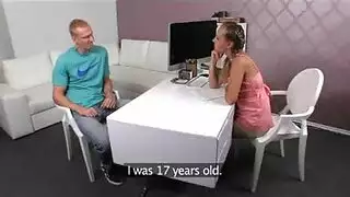 فاتنة لطيف وصديقها المثيرة ينام على أريكة لها، وتئن من المتعة بينما تعاني من هزات الجماع