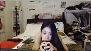 تمص مطاطي اسود ضخم جدا وهي في قمة المحنة و تريد واحد حقيقي