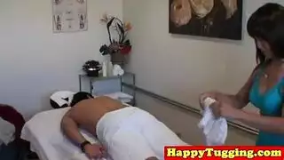 مدلكة الآسيوية مفلس هو الغش على زوجها مع صديقها ابنه، لأنه يثيرها كثيرا.