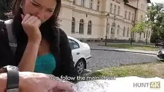 فاتنة جذابة لديه وجه حالمة يحب التفكير في رجل وسيم ليمارس الجنس معها.