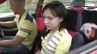 الفتيات العظيمة يبحثن وجود مجموعة من ثلاثة أشخاص مع جارهم الجديد، لتعلم حيله لإرضاء النساء