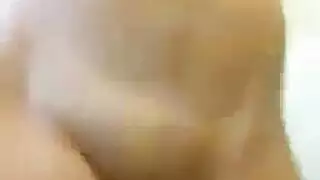 الفتيات الساخنة يعطي نصائح للرجال في الأندية الليلية، لأنهم يحصلون على الكثير من المال.