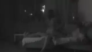 اثنين من السيدات الأشقر مع كبير الثدي وجود رباعية مع الرجال السود واستخدام حزام على