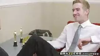 شقراء مع كبير الثدي يحصل مارس الجنس من قبل رجل الذي لديه ديك كبيرة من نوع أمر عبر الإنترنت