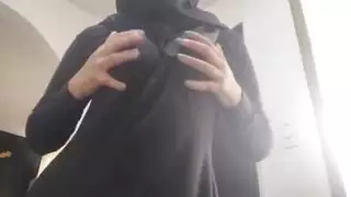 الجبهة العربية يستمني سحق كس إلى النشوة القاسية على كاميرا الويب أثناء ارتداء