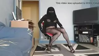 قحبة بالنقاب سكايب تظهر كسها لرجل غريب و تطلب منه ان يريها زبه