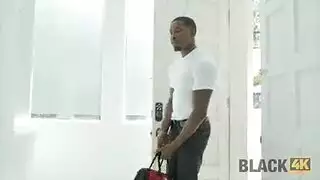 فالنتينا شرموطة جامدة تغري ابو زب أسمر كبير بنيكها بعد أن تمصه مص ممحون