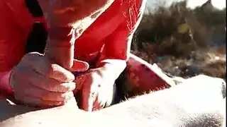 مراهقة قرنية ترتدي ملابس شبكية لا يمكنها الانتظار للعب مع حبيبها الغريب في غرفة النوم