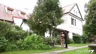 السمسار ينيك الزبونة الجميلة عارية و تمص زبه بكل حرارة و تكيفه و يكمل لها الصفقة