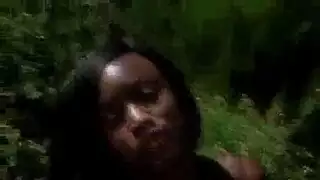 فتاة الأبنوس مفلس يحب أن ننظر إلى الكاميرا أثناء امتصاصك وركوب الديك الثابت