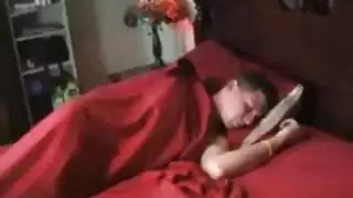 نحيل أمي خطوة هو وجود الجنس مع رجل أصغر سنا ، بينما كان واقفا على الخطوة