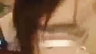 اثنين من السمراوات السرياء الساخنة يتبولون على الأرض أثناء وجود الثلاثي مثليه عاطفي.