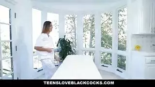 المراهقة الساخنة تغري زوج أمها أبو زب أسود كبير بالمساج الساخن حتى يمارس الجنس معها