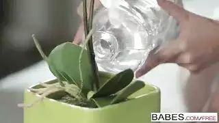 أحمق الورك هو الحصول على مارس الجنس أكثر صعوبة من أي حكة ويئن من المتعة أثناء كومينغ