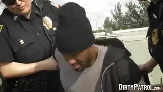 يصبح جميع الأطفال بالزي الرسمي أكلة كس بمجرد أن يكونوا في مزاج لتناول كس