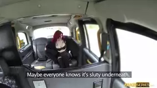 فتاة ذات شعر وردي رائعة راكعة أمام العديد من الرجال وتستعد لممارسة الجنس