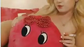 التدخين حار شقراء يحب أن يمارس الجنس مع الرجال في المكتبة وامتصاص ديكس بهم، بينما على الأريكة