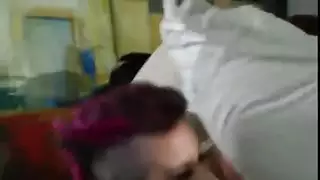 قطعة كبيرة من الديك الكبير مع صغار الديك الصغير في السرير