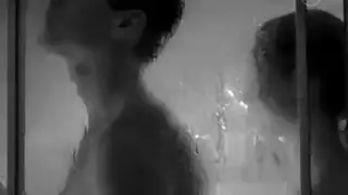 امرأة مثير، لورا ملاك يرتدي سراويل داخلية بينما الركوع على الأرض، لجعل نفسها نائب الرئيس