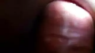 يذهب الأب الوسيم إلى مغامرة جنسية برية مع فرختين عاريتين ، وقد مارس الجنس مع كليهما