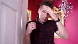 أرادت امرأة سمراء مفلس وفتاة أخرى أن تمارس الحب مع بعضها البعض ، في سرير ضخم