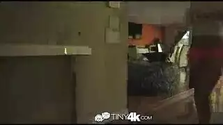 امرأة سمراء مفلس، إيما هيكس الملاعين المالك في كل فترة واحدة لأنها تحتاج إلى الكثير من المال.