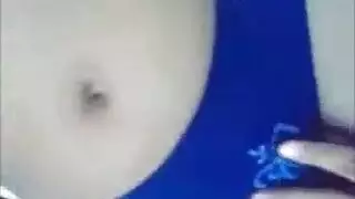 لطيفة في سن المراهقة الفتاة الهندية مع هيئة مذهلة تقدم جسدها الإلهية لرجل قرنية، في منزلها