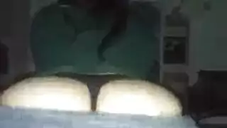 فاتنة الحمار الكبيرة في الأحذية السوداء مع الكعوب العالية، أسود جاين هو سخيف أفضل صديق لها