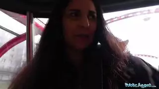 تتحول جلسة الجنس العامة إلى عربدة حسية شديدة ، بمجرد أن يتحالف ناتشو فيدال ثم ويتني رايت