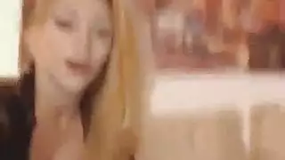 تحب المرأة الأشقر الرائعة أن تشعر بكل شبر من ديك عشيقها في أعماق بعقبها المفتوح على مصراعيها.